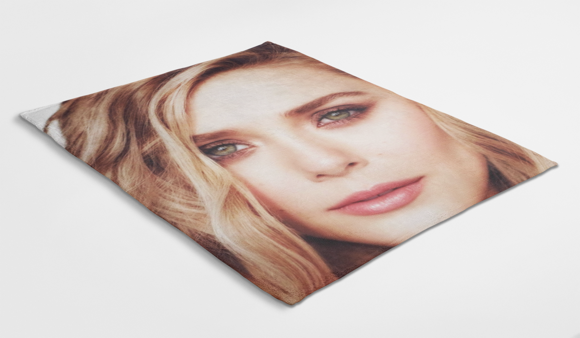 Elizabeth Olsen Face Poster Blanket